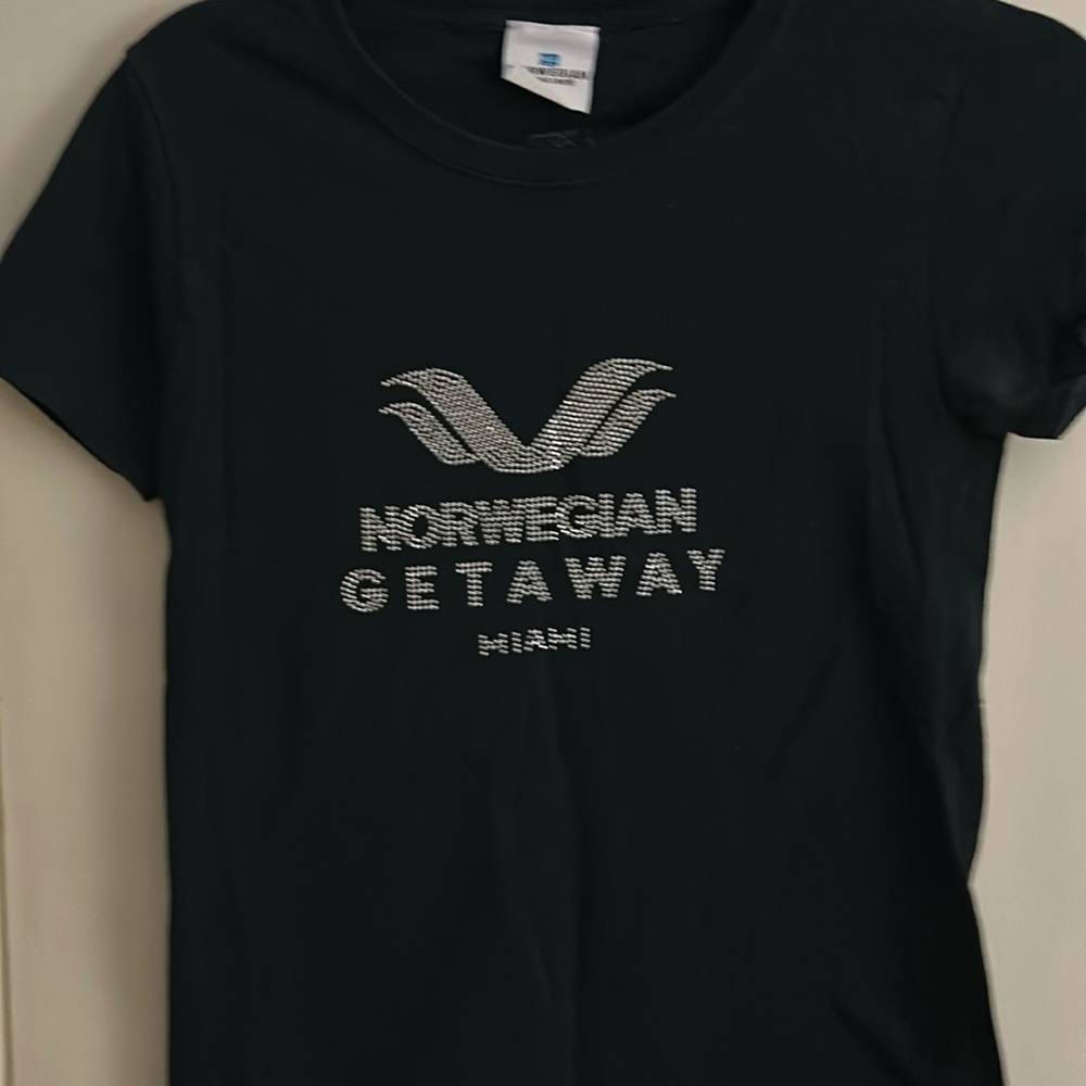 Norwegian cruise line shirt to small ladies